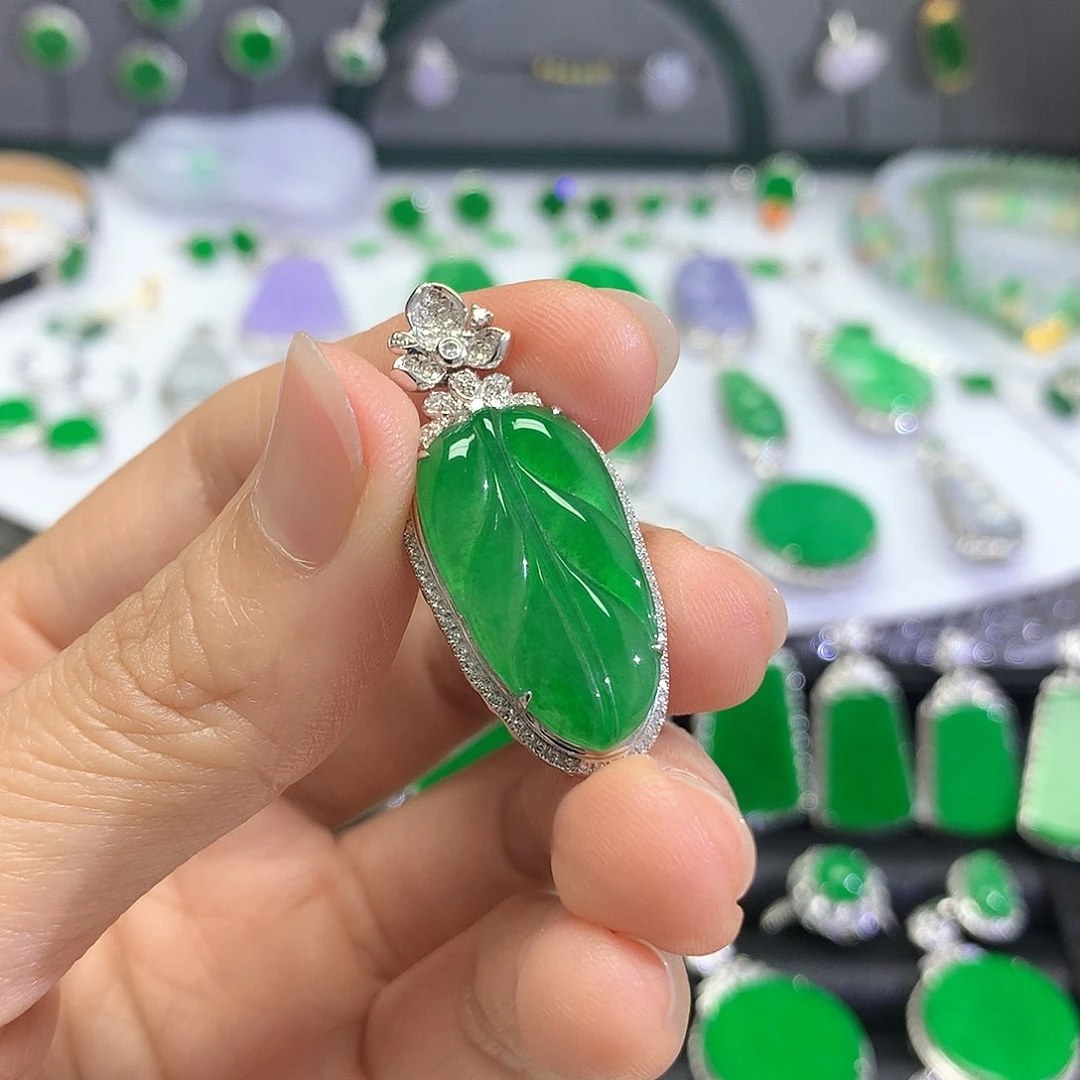 颈饰18K金镶嵌翡翠吊坠