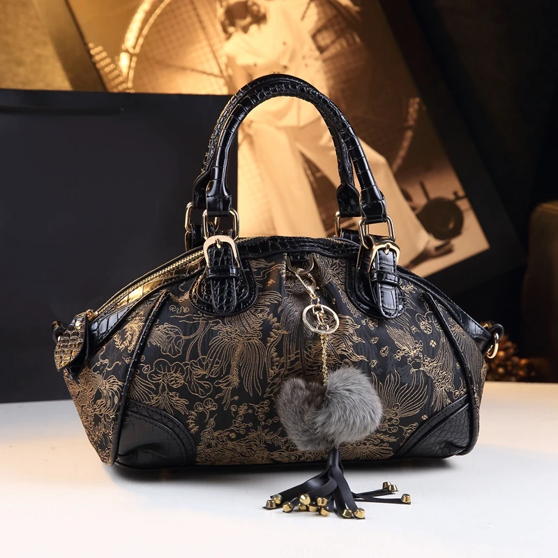 大容量名牌女包包2025新款春季斜挎手提饺子包刺绣枕头复古妈妈包