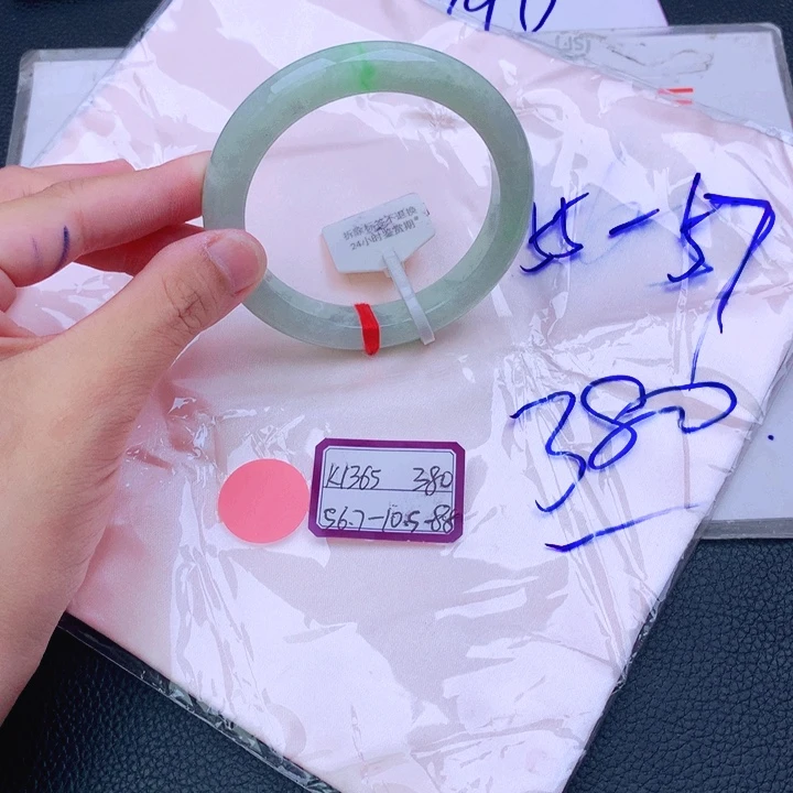 翡翠手镯未镶嵌翡翠