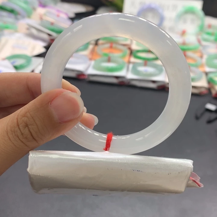 翡翠手镯未镶嵌翡翠