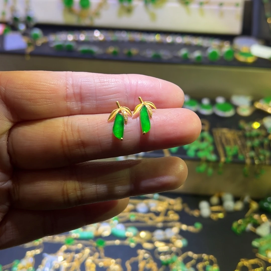 颈饰18K金镶嵌翡翠耳钉