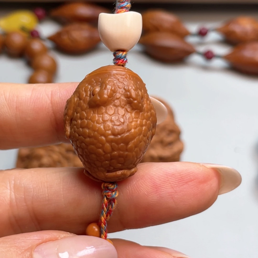 橄榄核吊坠一**前清水刀金蟾