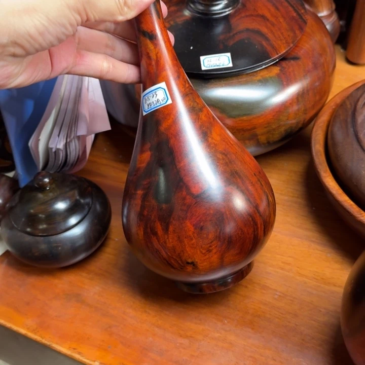 交趾黄檀（大红酸枝）色**空酸枝花瓶23-11.5