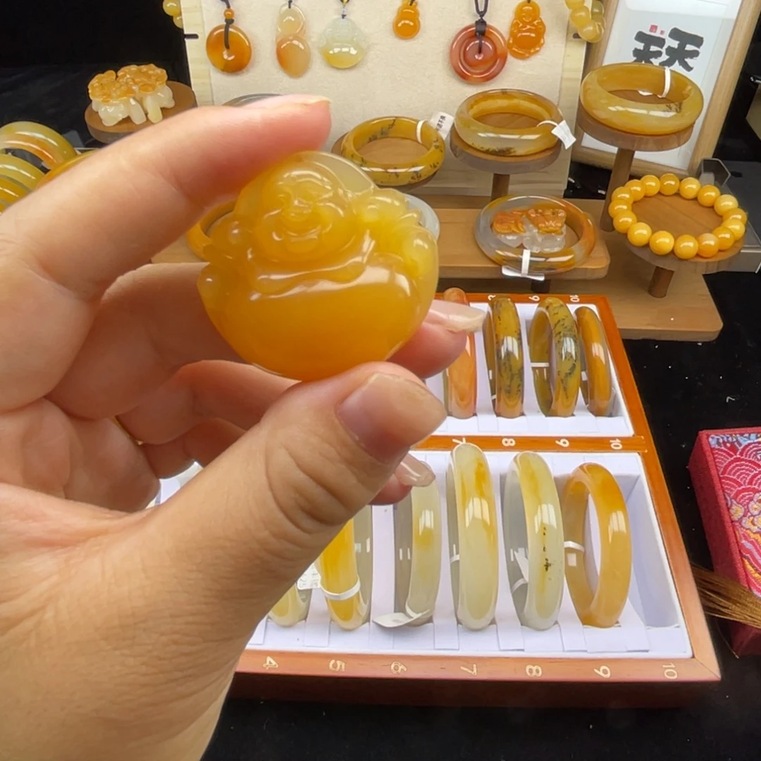 石英质玉（黄龙玉）未镶嵌颈饰缅黄佛公