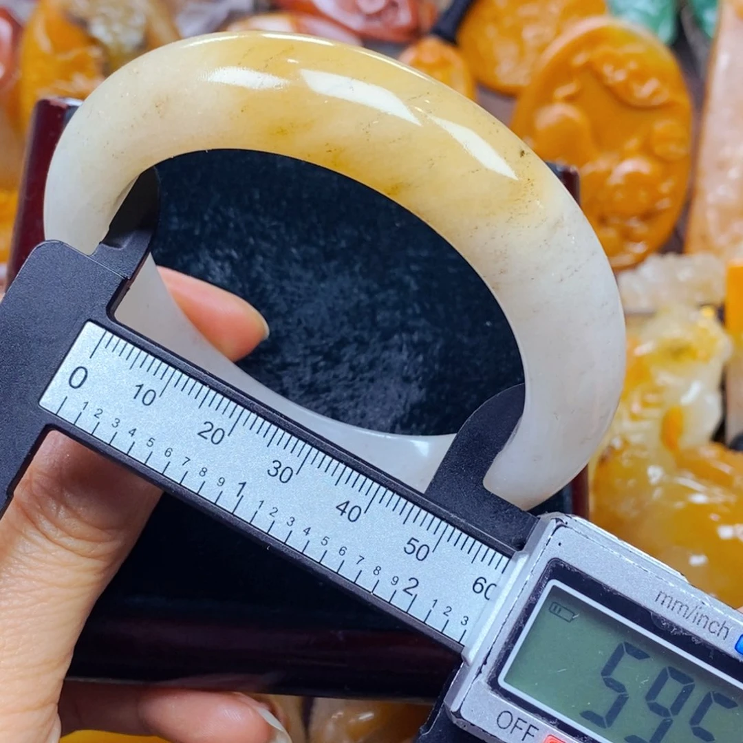 石英质玉（黄龙玉）未镶嵌颈饰