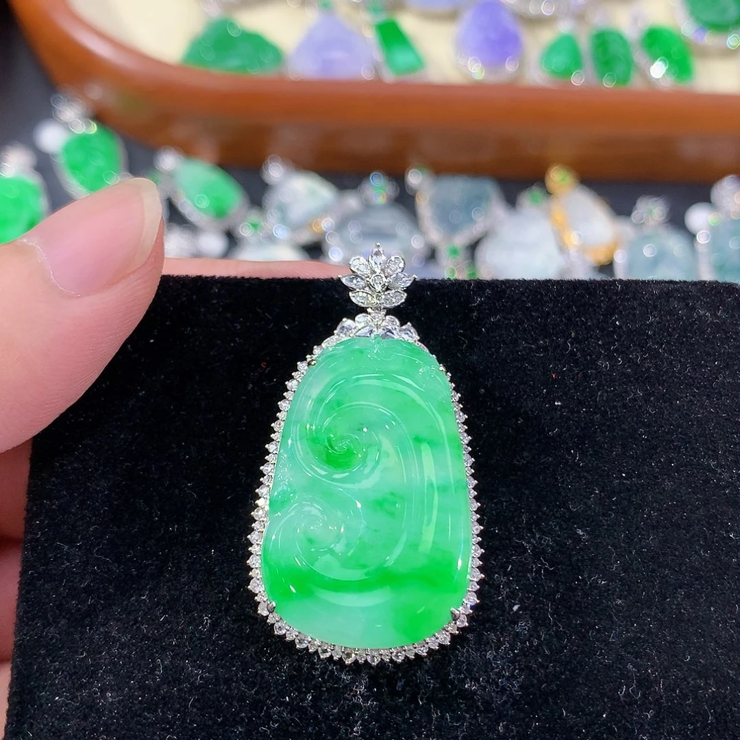 翡翠18K金镶嵌颈饰