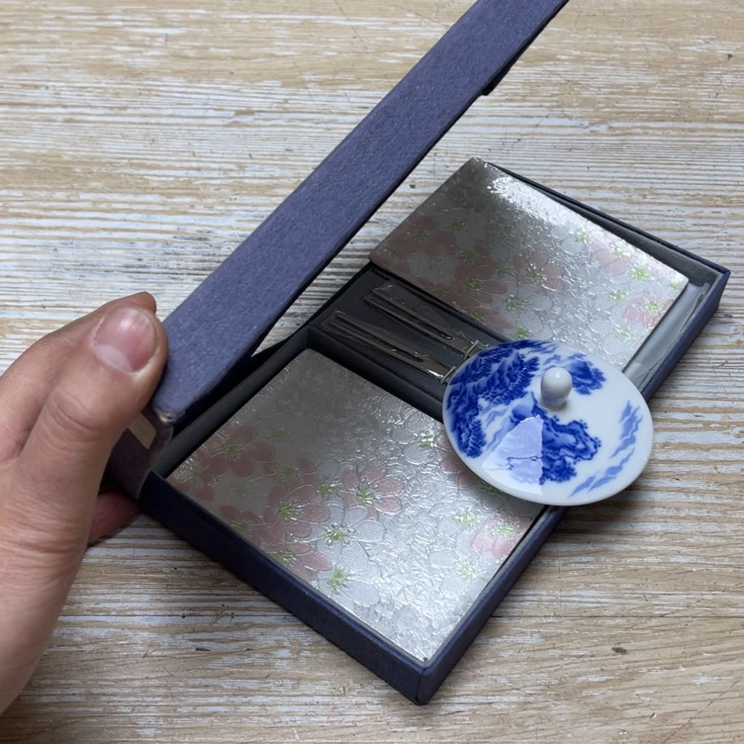 瓷片料****厨密密麻麻地排列着一个