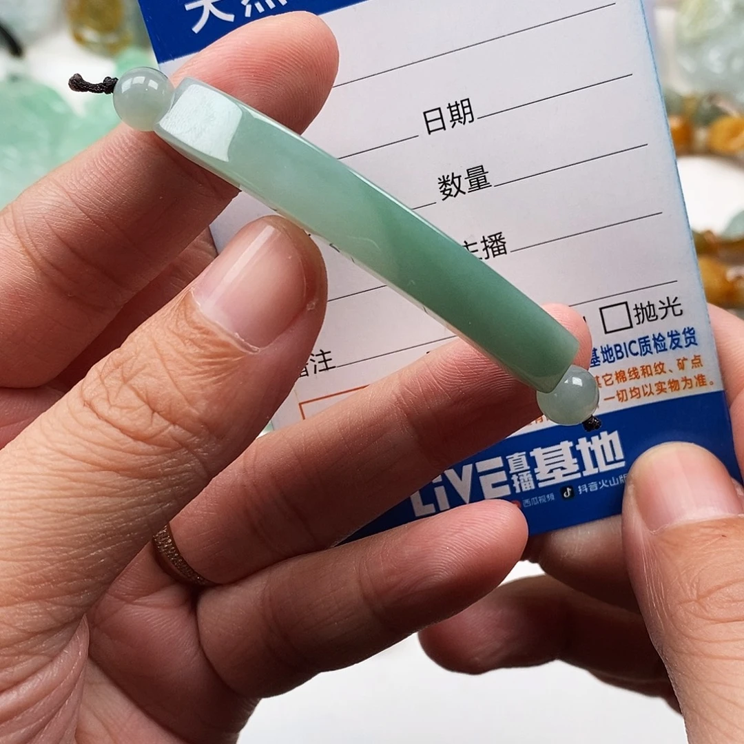翡翠未镶嵌颈饰手牌