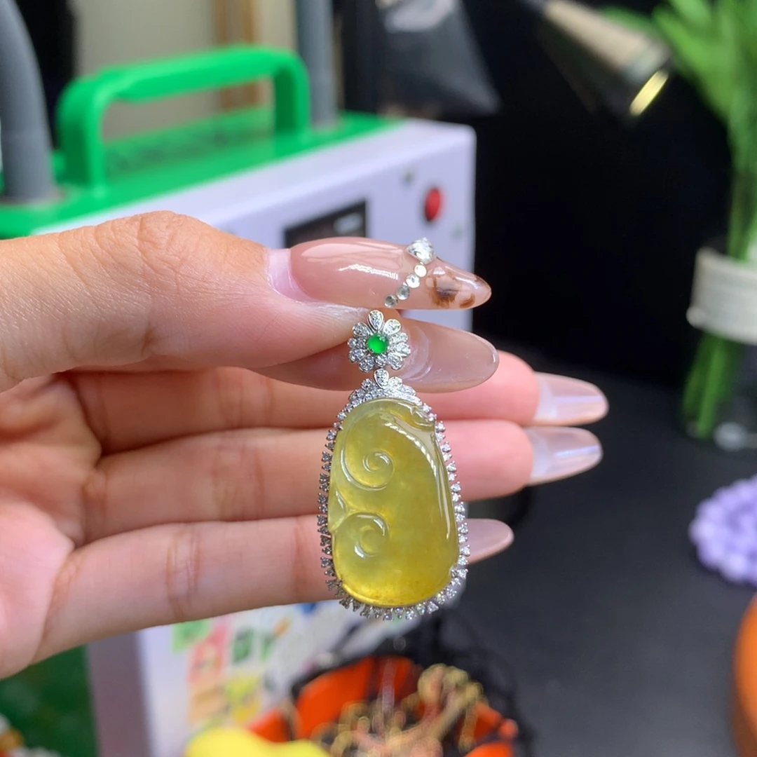 翡翠18K金镶嵌颈饰