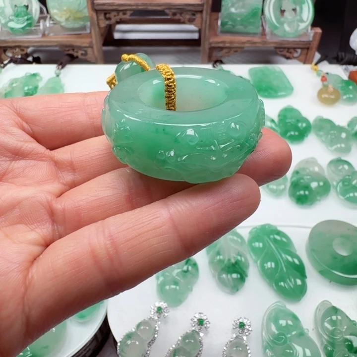 石英质玉颈饰未镶嵌华*