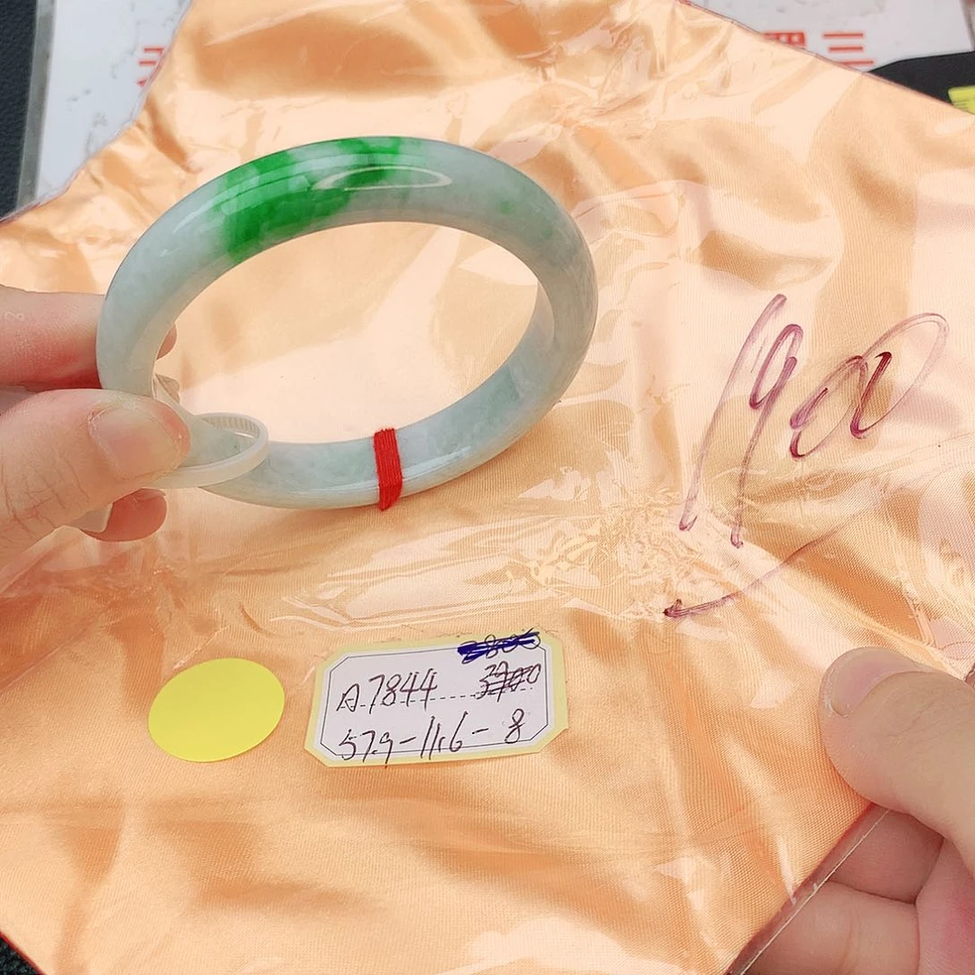 翡翠手镯未镶嵌翡翠