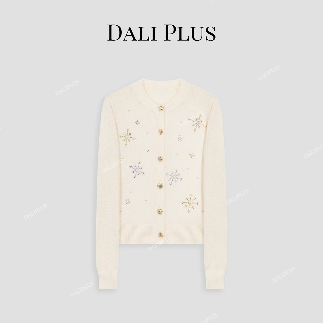 DALI PLUS【钻石雪花】冬日氛围感温柔钉珠精致针织开衫-D4XL0226