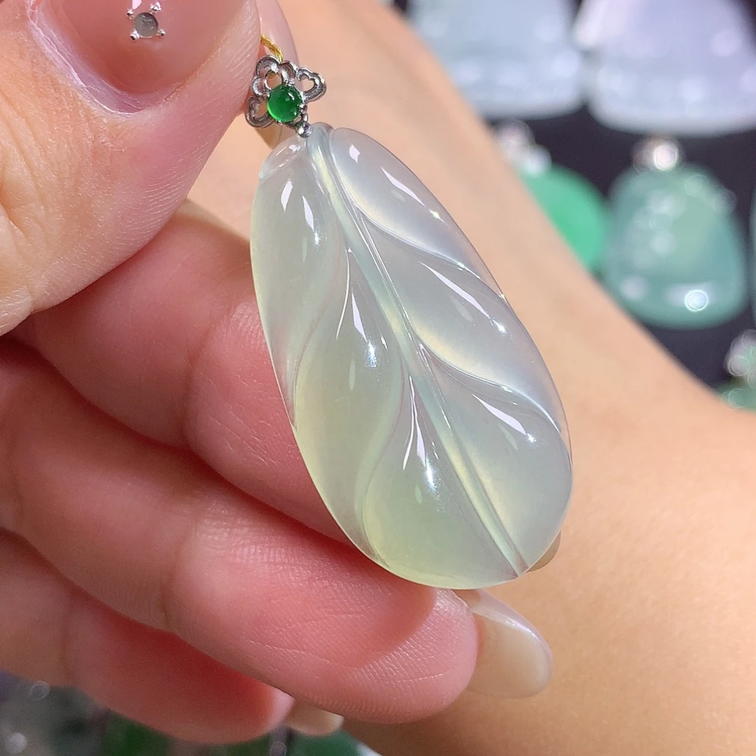 翡翠18K金镶嵌颈饰叶子