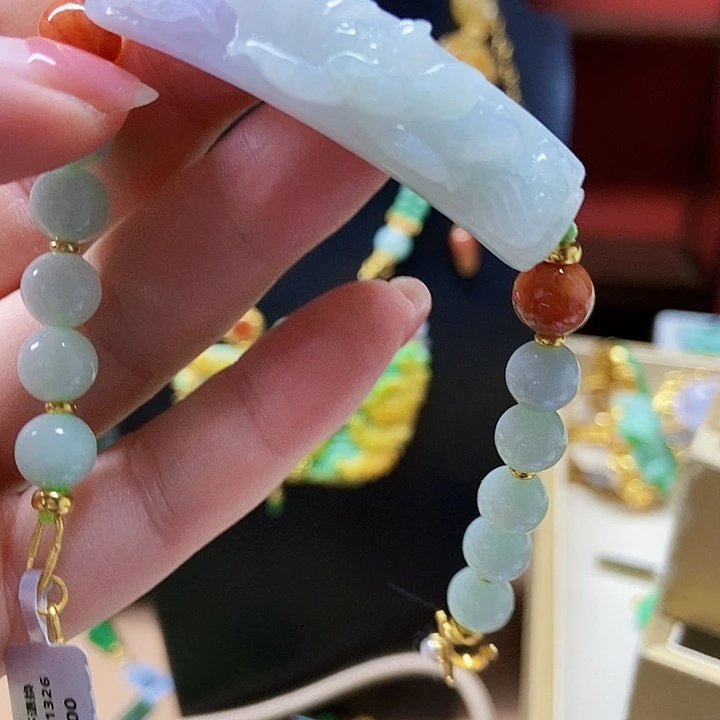 翡翠未镶嵌颈饰手牌