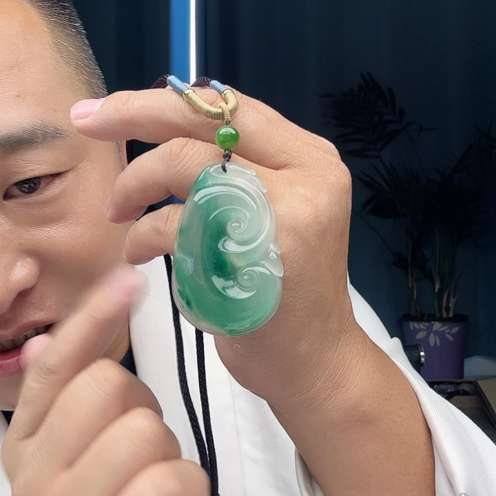 颈饰未镶嵌石英质玉（非洲翠）独龙玉挂件
