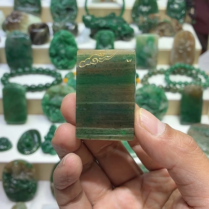 独山玉未镶嵌颈饰特色无事牌