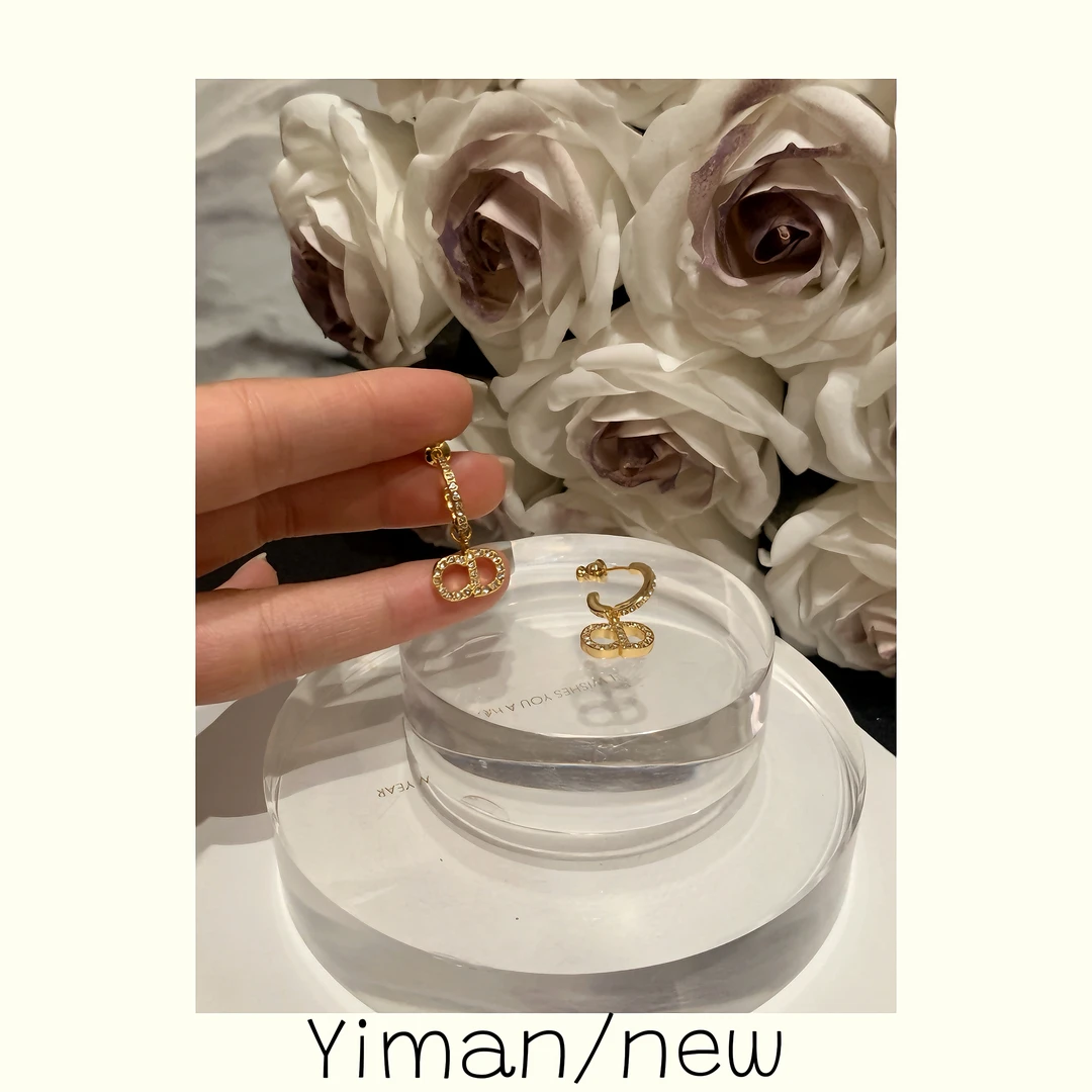 铜合金合成锆石耳饰 微镶 金色小字母猪鼻子吊坠耳钉MZ3940