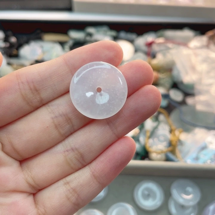 用***0翡翠未镶嵌颈饰A货翡翠不退不换