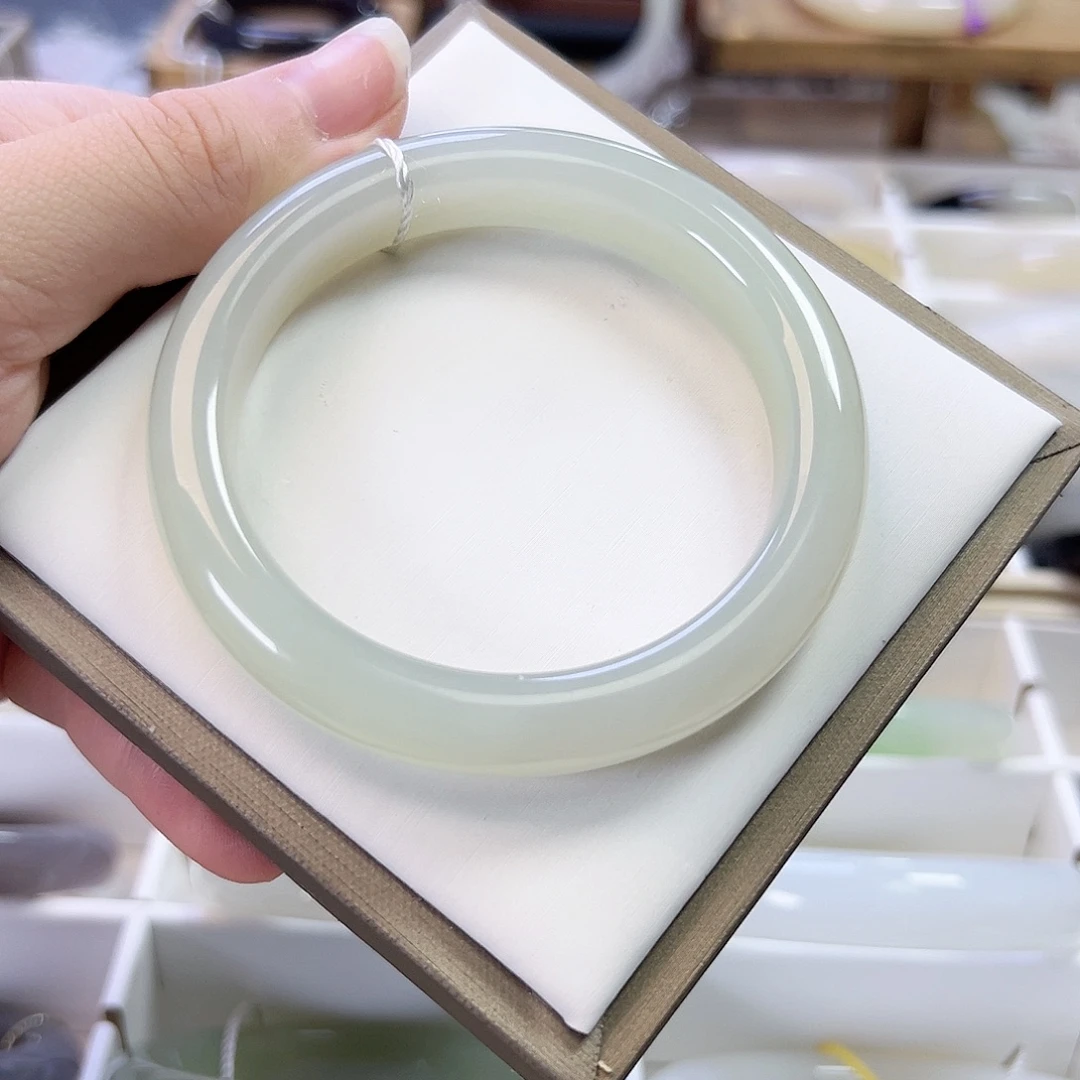 和田玉未镶嵌手镯