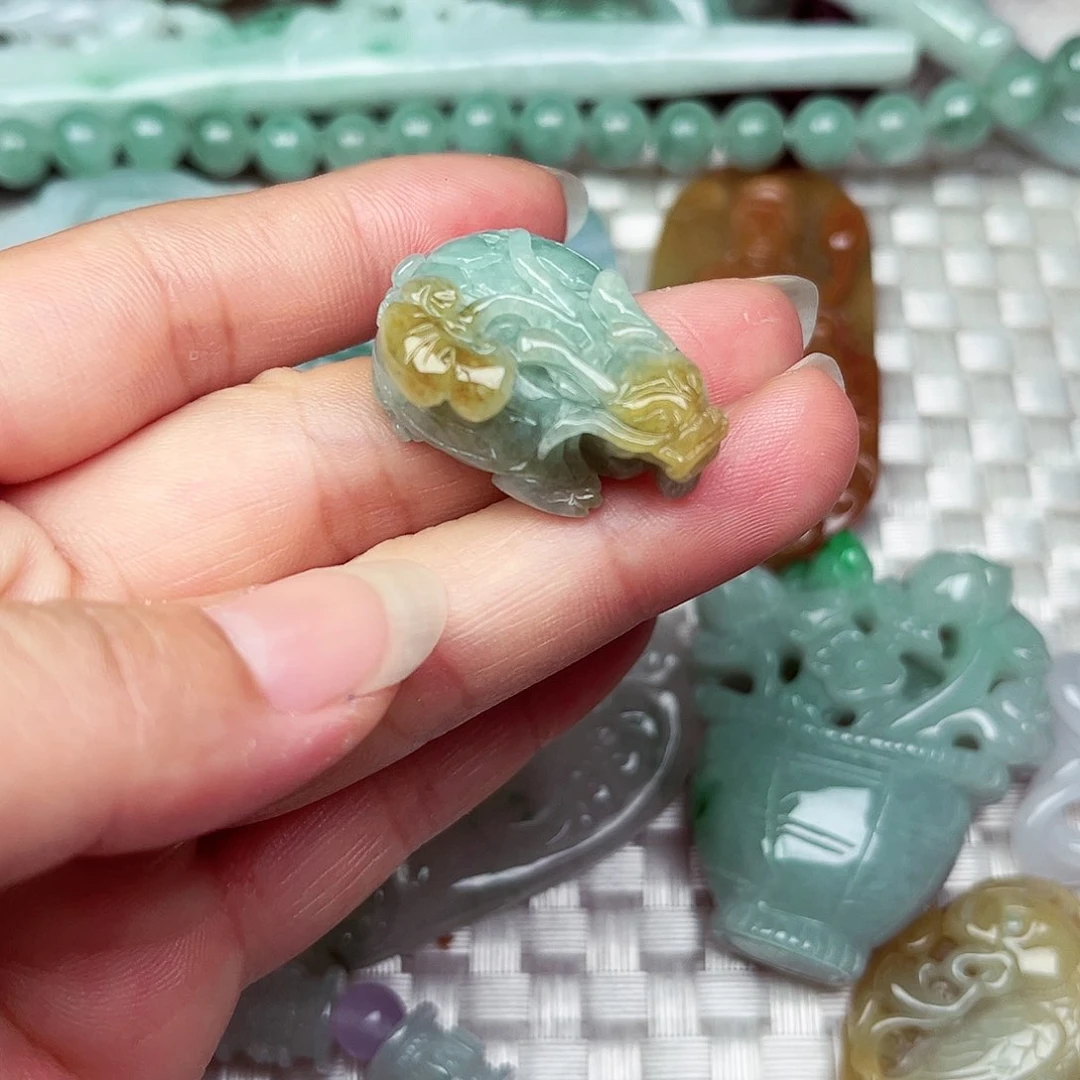 翡翠挂件未镶嵌翡翠