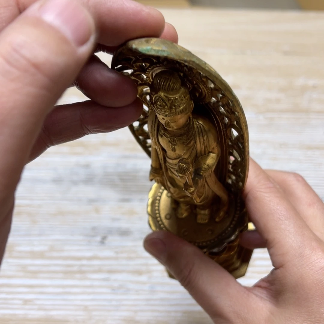 瓷片买**冷密密麻麻地排列着一个