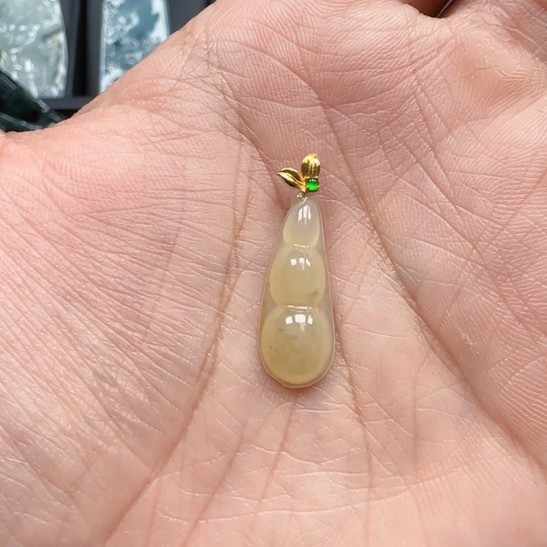 翡翠18K金镶嵌挂件茶黄豆子