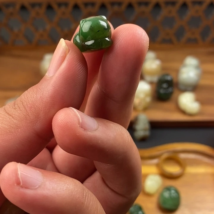 一***宝和田玉未镶嵌颈饰