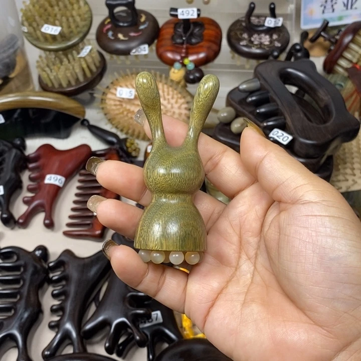 绿檀羊角12齿丁丁梳