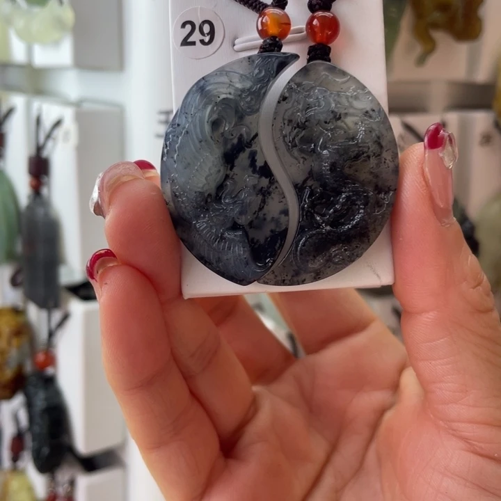 蛇纹石玉颈饰合金