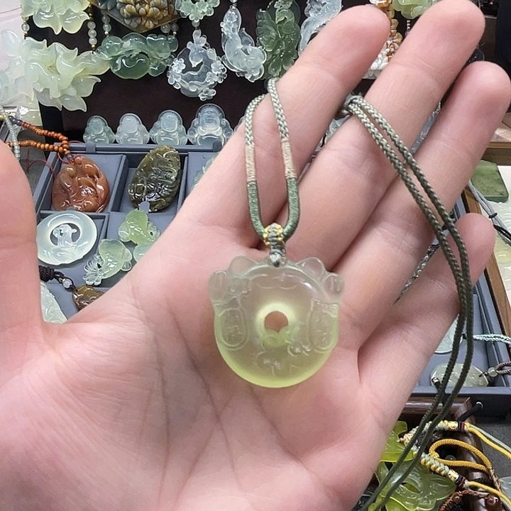 岫玉未镶嵌吊坠(赠链)