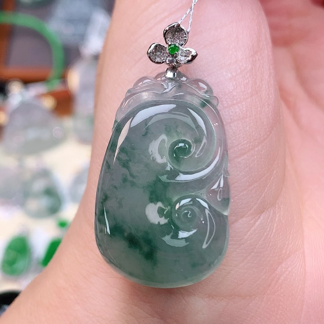 颈饰18K金镶嵌翡翠如意