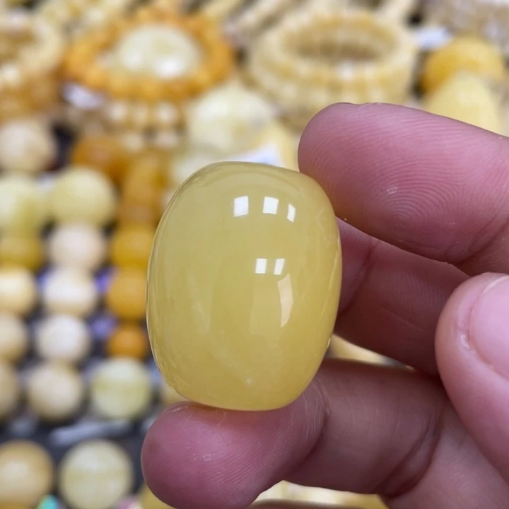 蜜蜡未镶嵌裸石20*25mm瑕疵