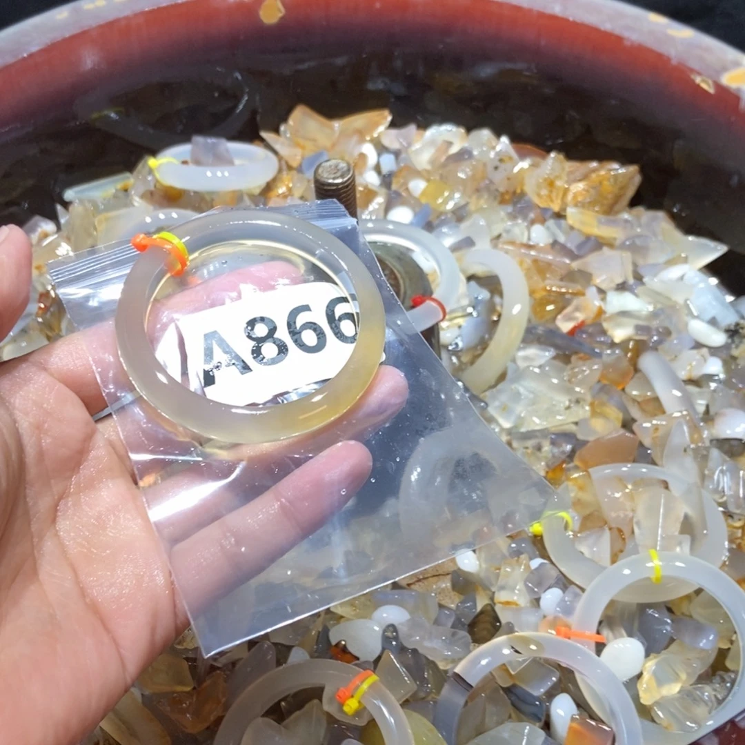鸡***由玛瑙/玉髓未镶嵌手镯