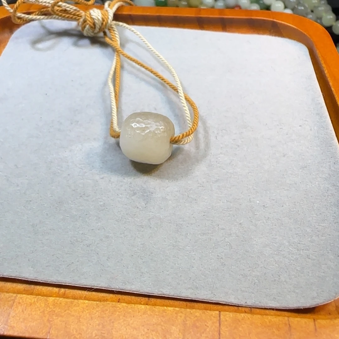 和田玉未镶嵌颈饰糖白路路通