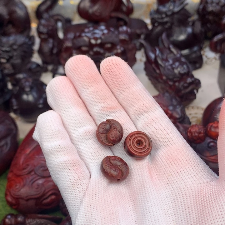 跑****檀香紫檀（小叶紫檀）鱼2个.圈圈4个，八字环2个