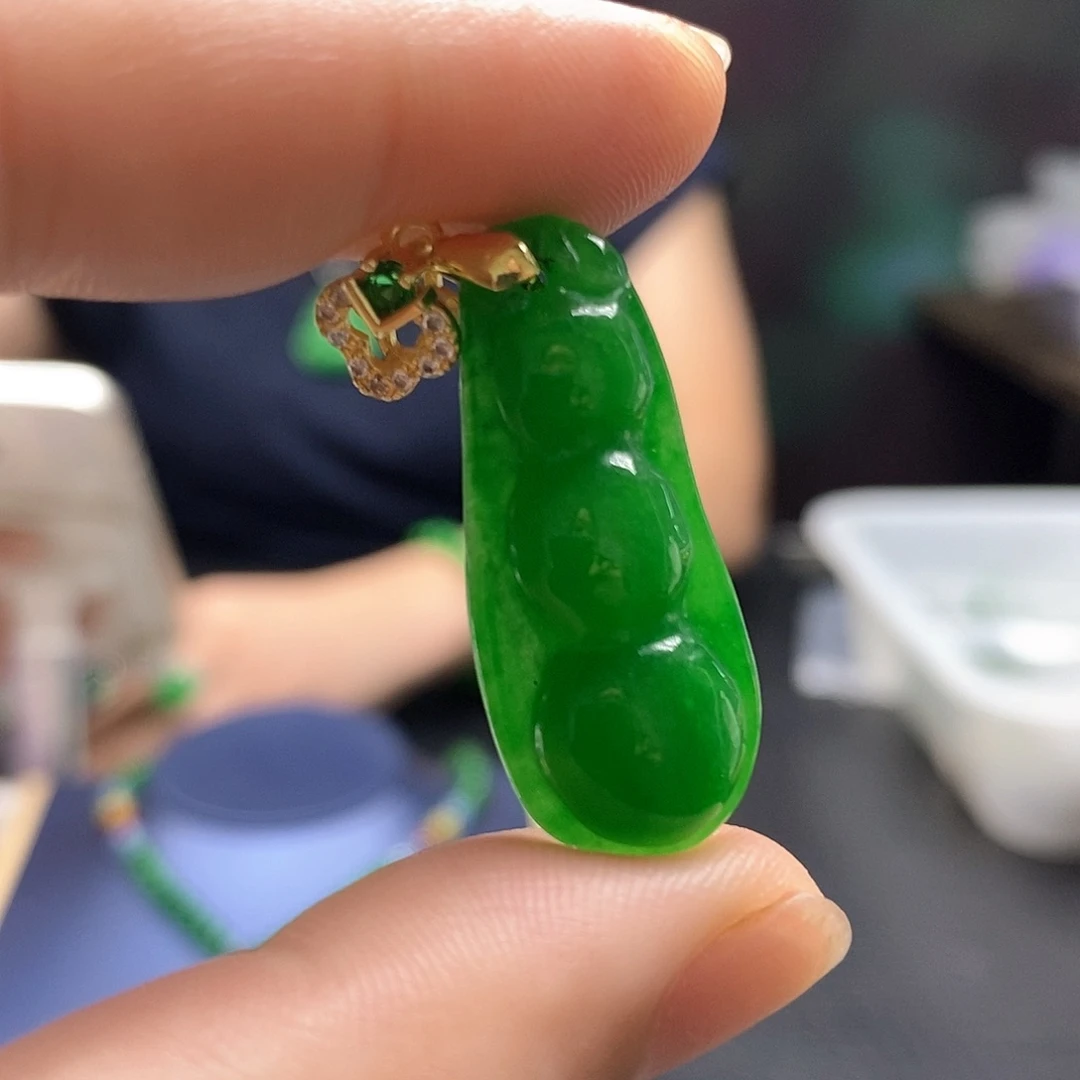 翡翠未镶嵌颈饰三元豆