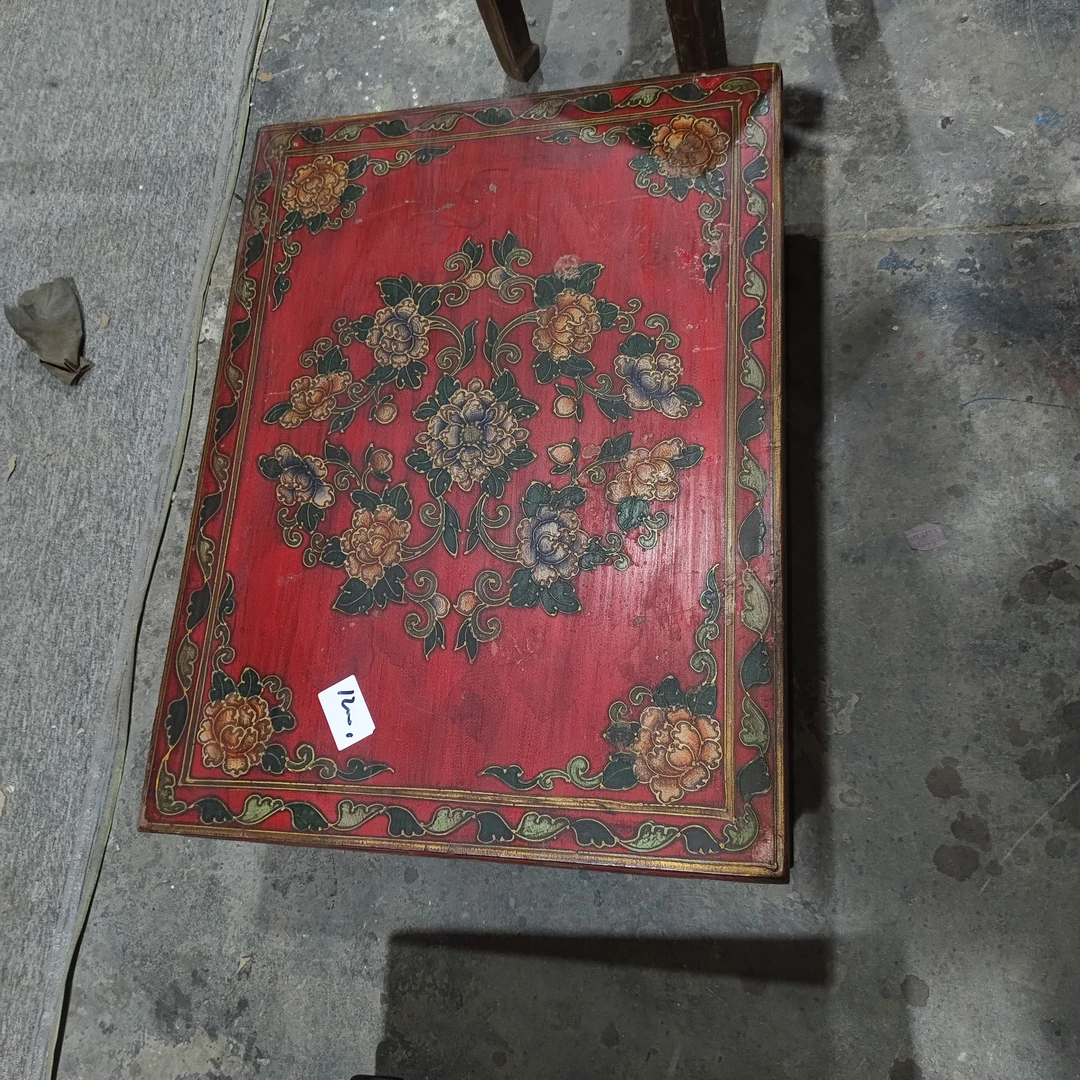 炕桌书柜五斗柜大板桌雕鱼边柜两个红椅边柜两个床头柜，白色凳子