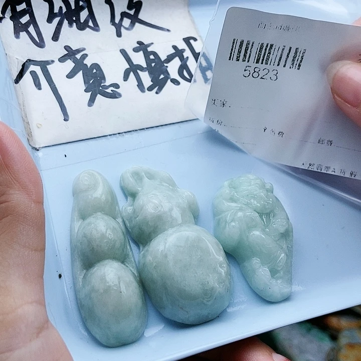 颈饰足铂镶嵌翡翠翡翠