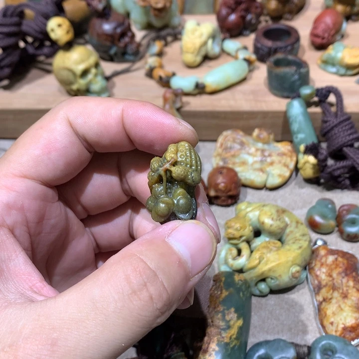 未镶嵌岫岩河磨玉（透闪石质玉）挂件