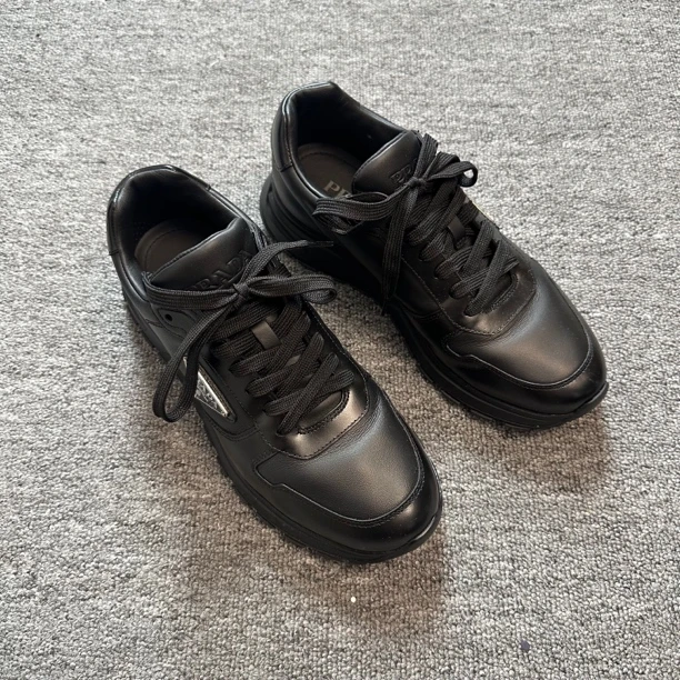 99新 Prada/普拉达 新款三角钢标运动鞋/39.5码/价9000