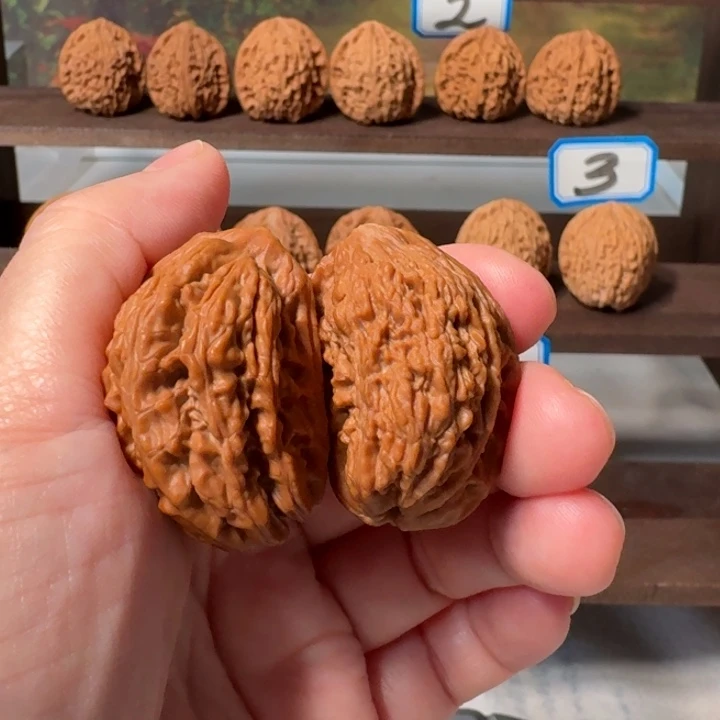 文玩核桃吊坠桔红半壁