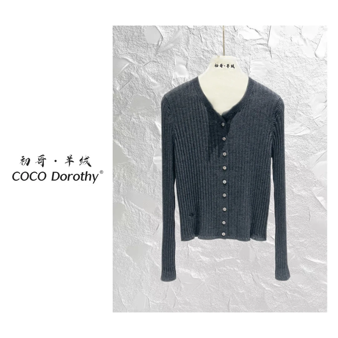 【初哥 · COCO Dorothy】小蜜蜂刺绣单排扣羊毛针织打底上衣-940