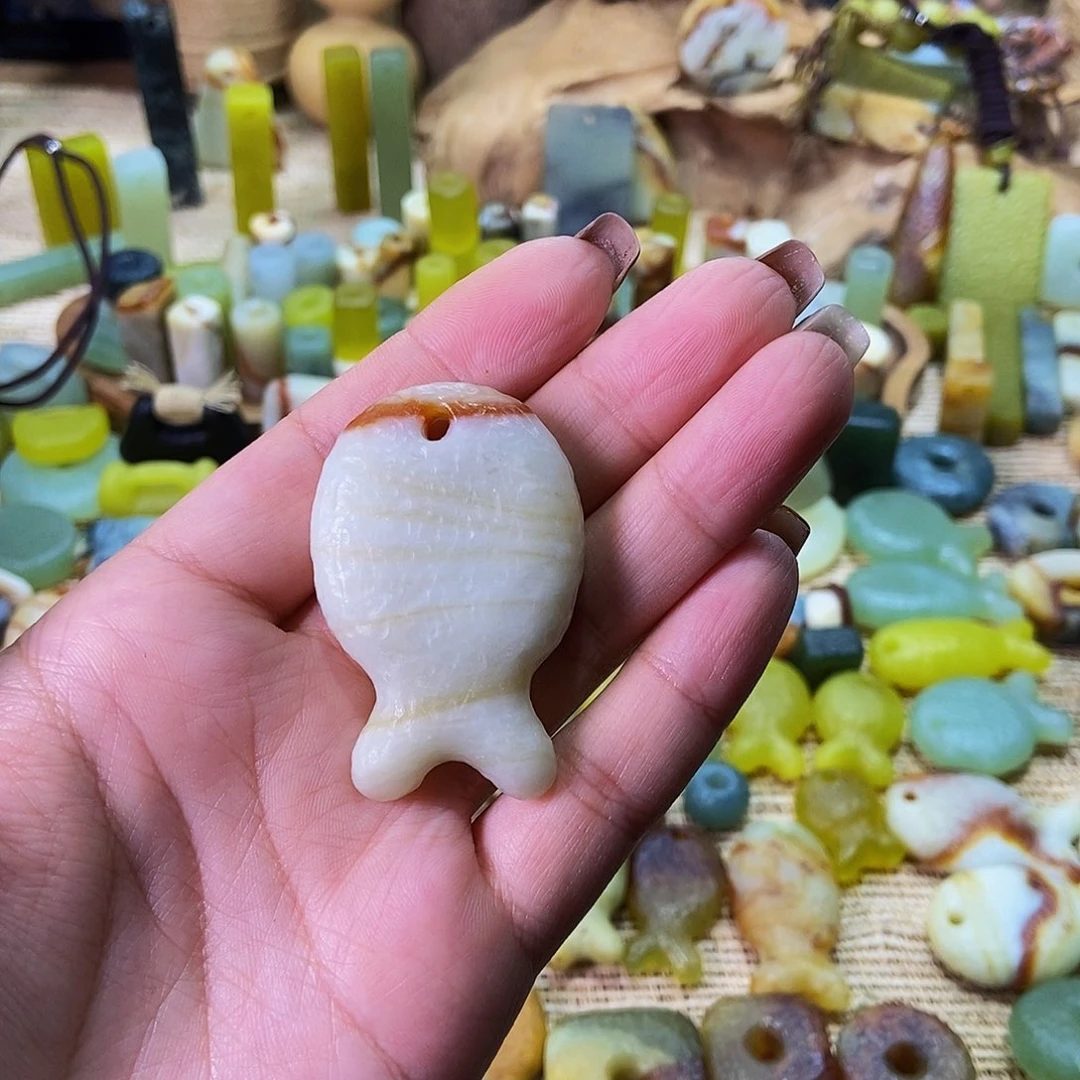 未镶嵌蛇纹石玉颈饰田**。