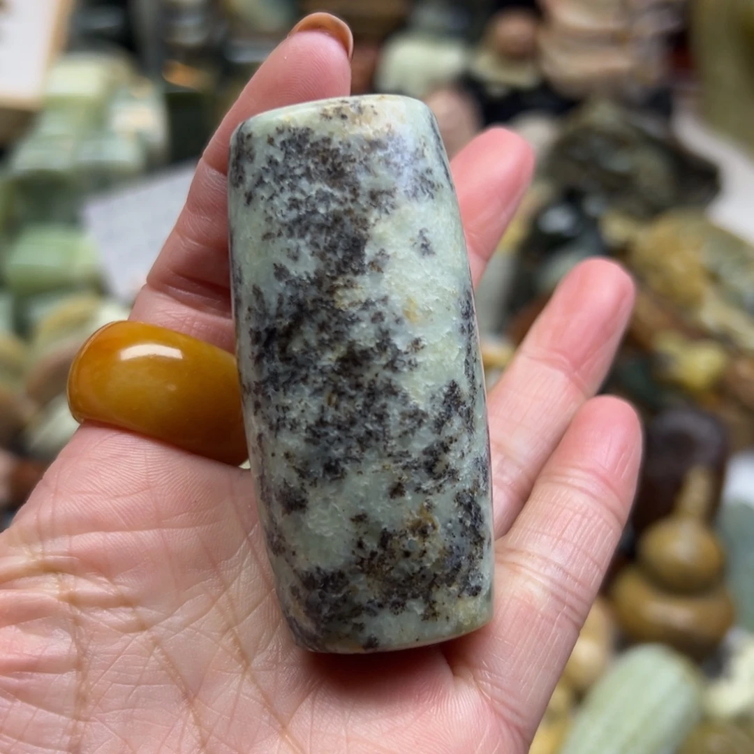 岫岩河磨玉（透闪石质玉）未镶嵌颈饰河磨玉浆手玩勒子