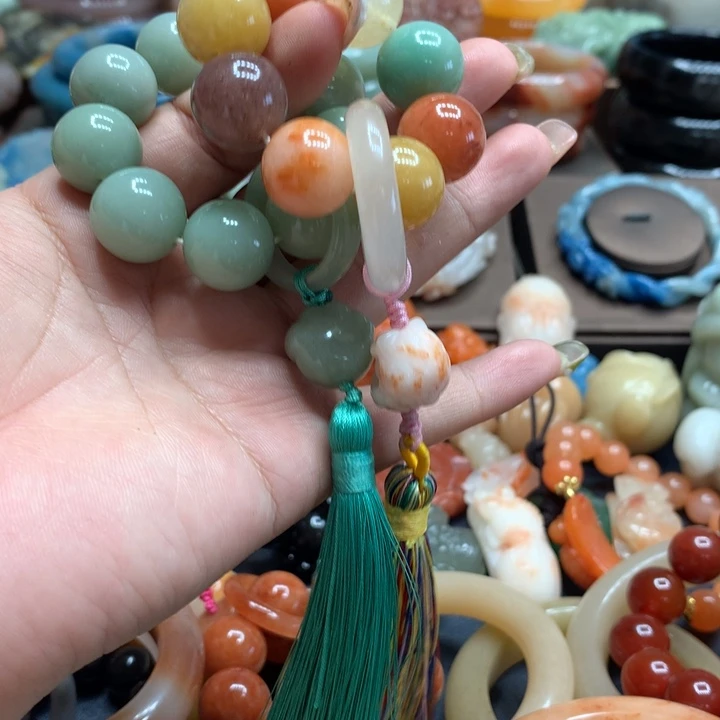 ****K石英质玉（黄龙玉）合金颈饰