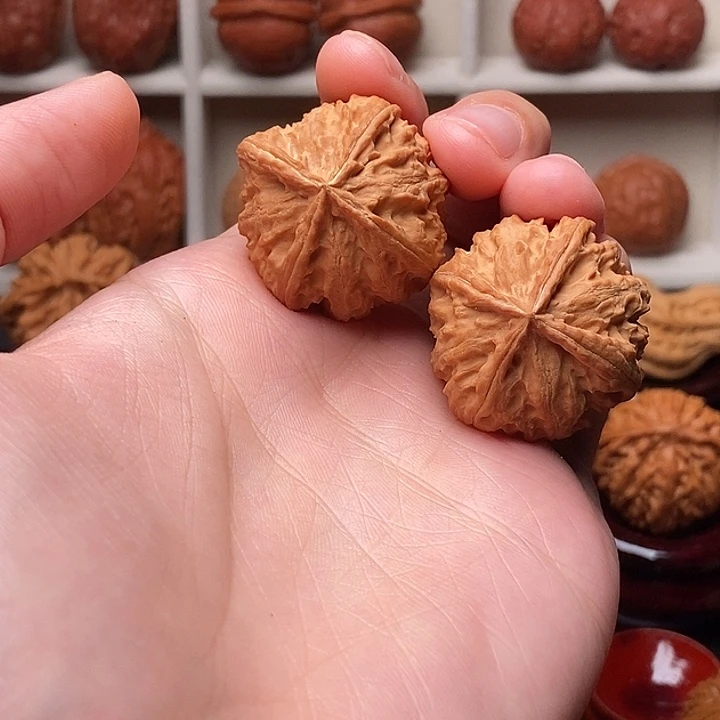 P***R吊坠文玩核桃四棱。