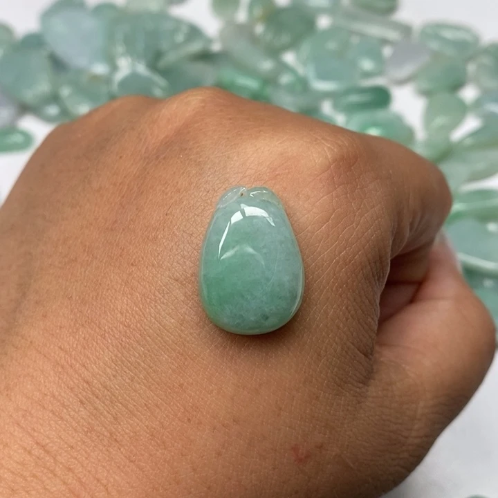 翡翠颈饰未镶嵌小福瓜，饱满果绿