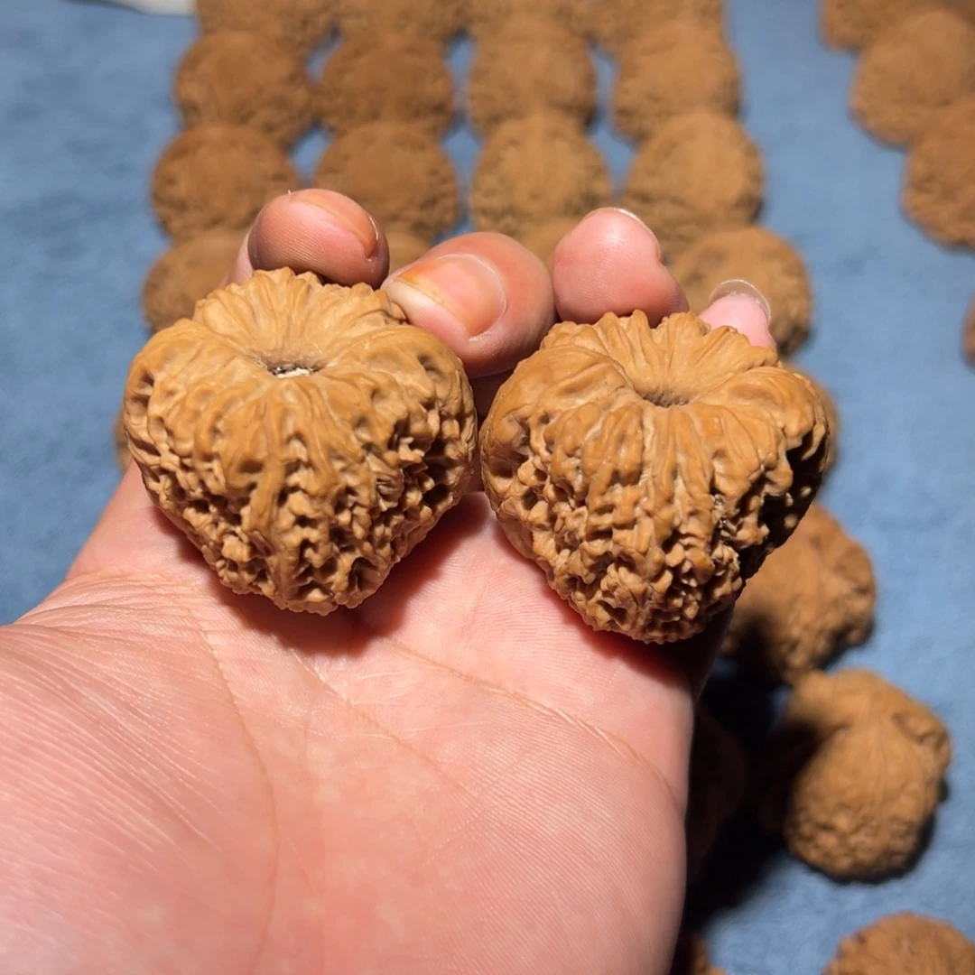 文玩核桃把件41正三角拉丝大凹底南疆石全品