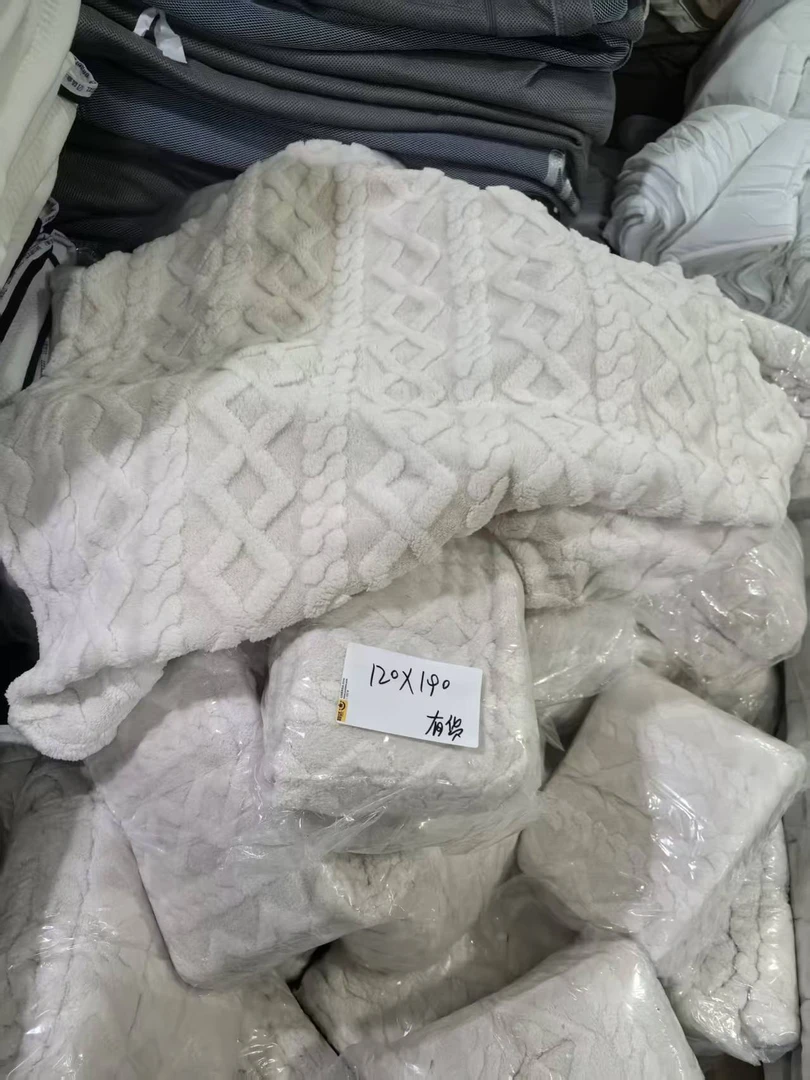 《厚广家》3楼120×190米白色羊羔绒毯子 发1张