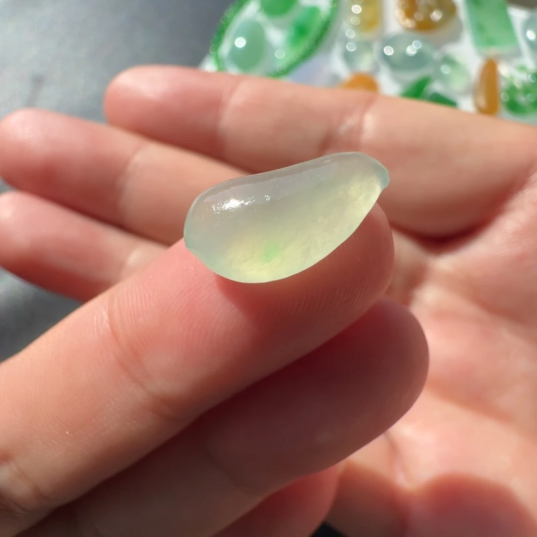 定制翡翠未镶嵌冰种飘绿花随行